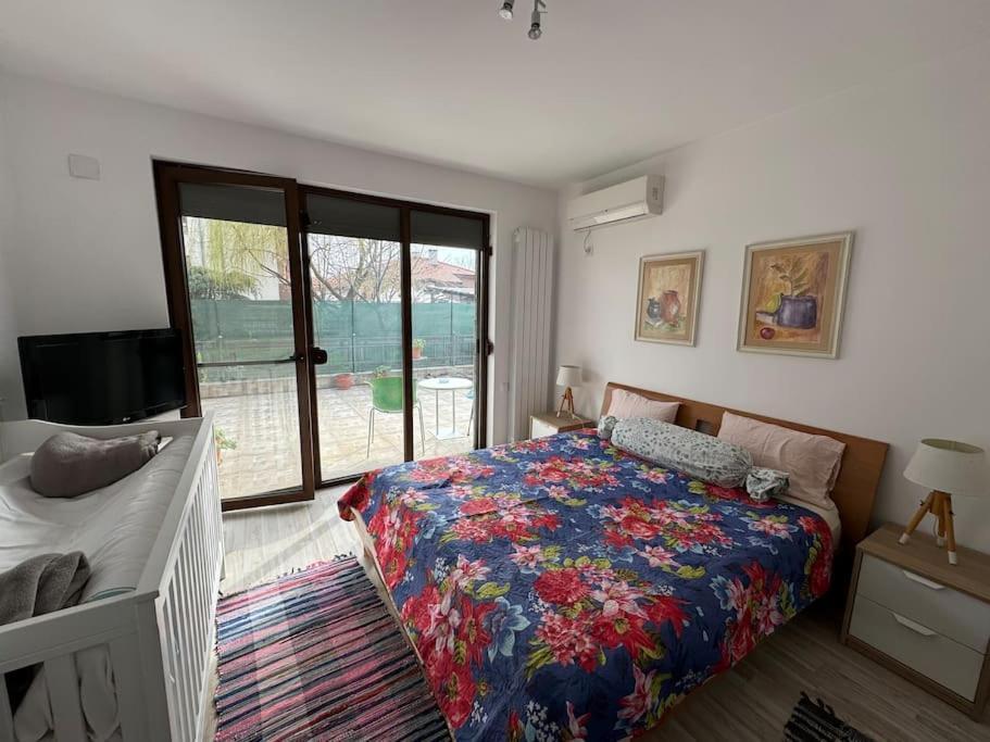 Kazanlak Large Guest House Apartment Near The Center With Full Kitchen & Dining Room, King Beds, Garden Patio, Free Parking & Self Check-In Екстериор снимка