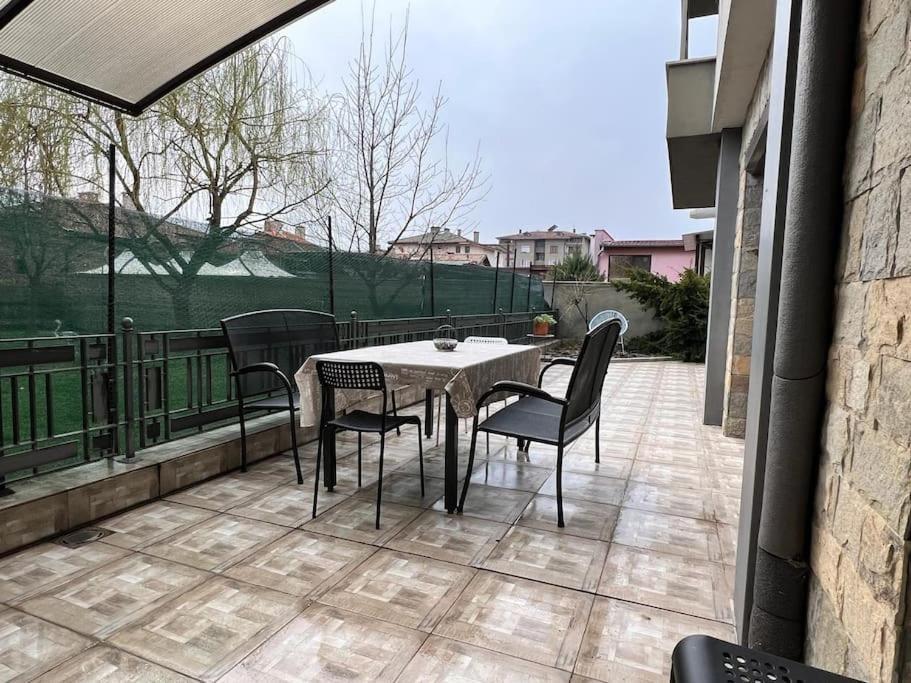 Kazanlak Large Guest House Apartment Near The Center With Full Kitchen & Dining Room, King Beds, Garden Patio, Free Parking & Self Check-In Екстериор снимка