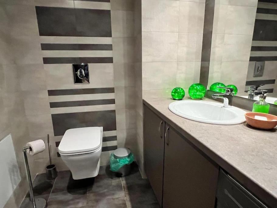 Kazanlak Large Guest House Apartment Near The Center With Full Kitchen & Dining Room, King Beds, Garden Patio, Free Parking & Self Check-In Екстериор снимка